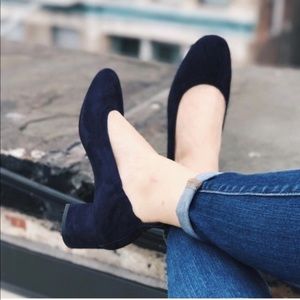 EVERLANE The Day Pump Classic Navy Suede Block Heel Low Heel Pump Size 6 US
